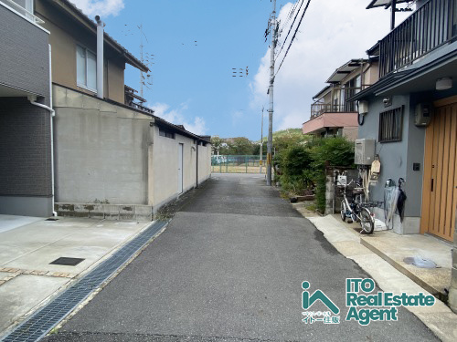 高野泉町 中古テラスの前面道路含む現地写真