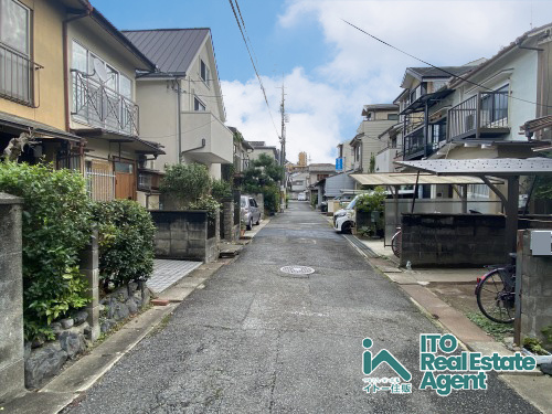 高野泉町 中古テラスの前面道路含む現地写真