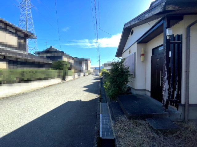 高島市安曇川町田中中古戸建の前面道路含む現地写真