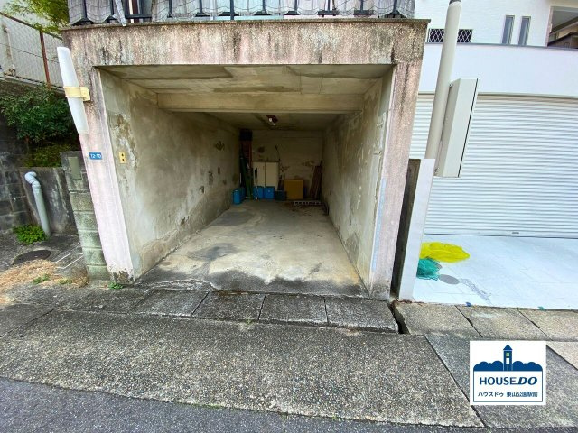 コンビニ至近♪建築条件なし&更地渡し♪千種区宮根台1丁目の外観|現状の様子。
（写真は家屋が建っていますが、売却時には解体・更地渡しの「売地」になります）