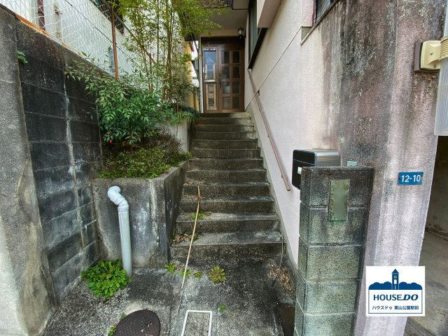 コンビニ至近♪建築条件なし&更地渡し♪千種区宮根台1丁目の外観|現状の様子。
（写真は家屋が建っていますが、売却時には解体・更地渡しの「売地」になります）