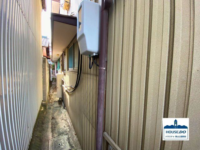 コンビニ至近♪建築条件なし&更地渡し♪千種区宮根台1丁目の外観|隣地との境界付近の様子。
（写真は家屋が建っていますが、売却時には解体・更地渡しの「売地」になります）