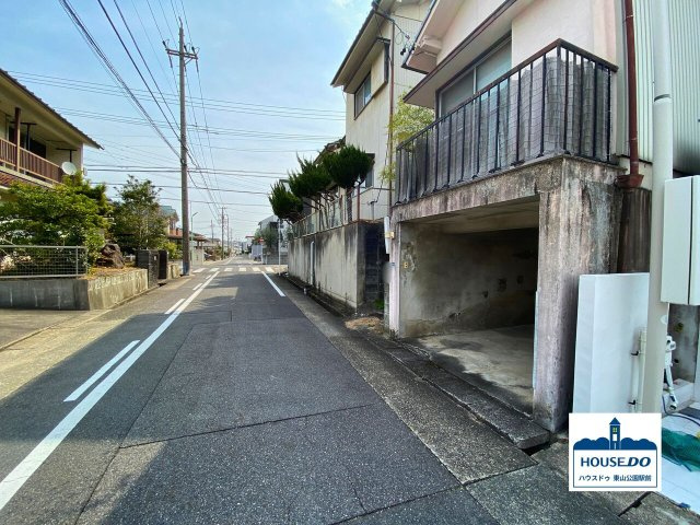 コンビニ至近♪建築条件なし&更地渡し♪千種区宮根台1丁目の外観|土地北西側からの写真です。
前面道路は、幅員約6mの一方通行道路です