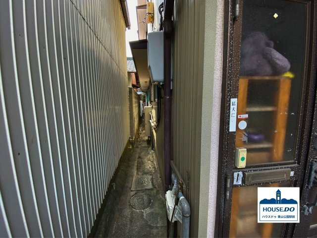 コンビニ至近♪建築条件なし&更地渡し♪千種区宮根台1丁目の外観|隣地との境界付近の様子。
（写真は家屋が建っていますが、売却時には解体・更地渡しの「売地」になります）