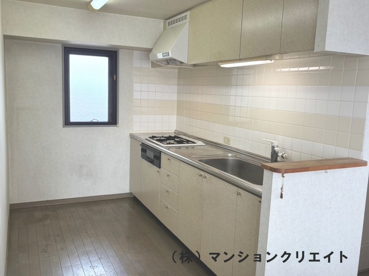 アパガーデンコート長本町のキッチン|キッチン奥に窓があり、採光が取れて明るく、風通りが良いです