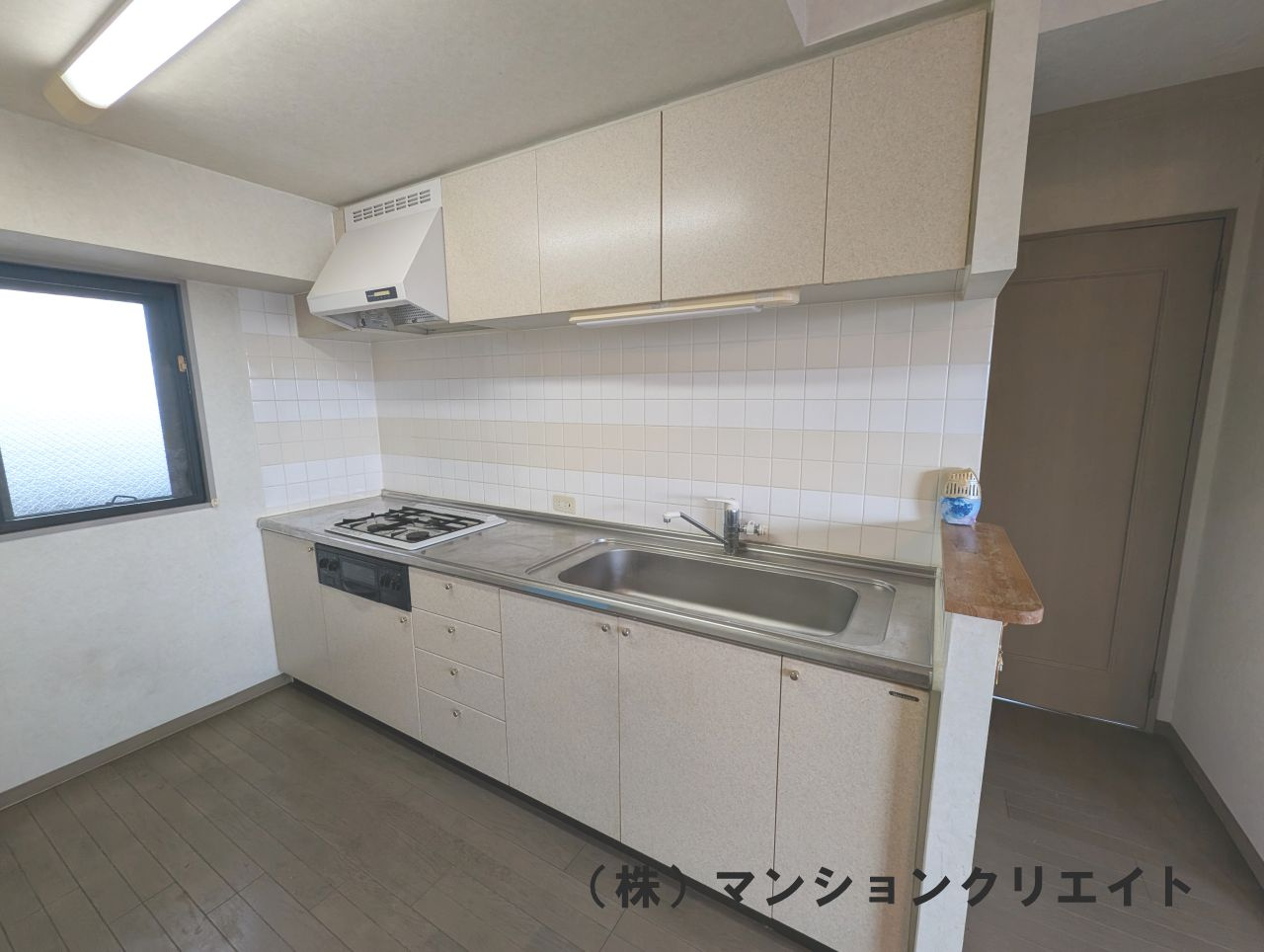 アパガーデンコート長本町のキッチン|キッチン奥に窓があり、採光が取れて明るく、風通りが良いです