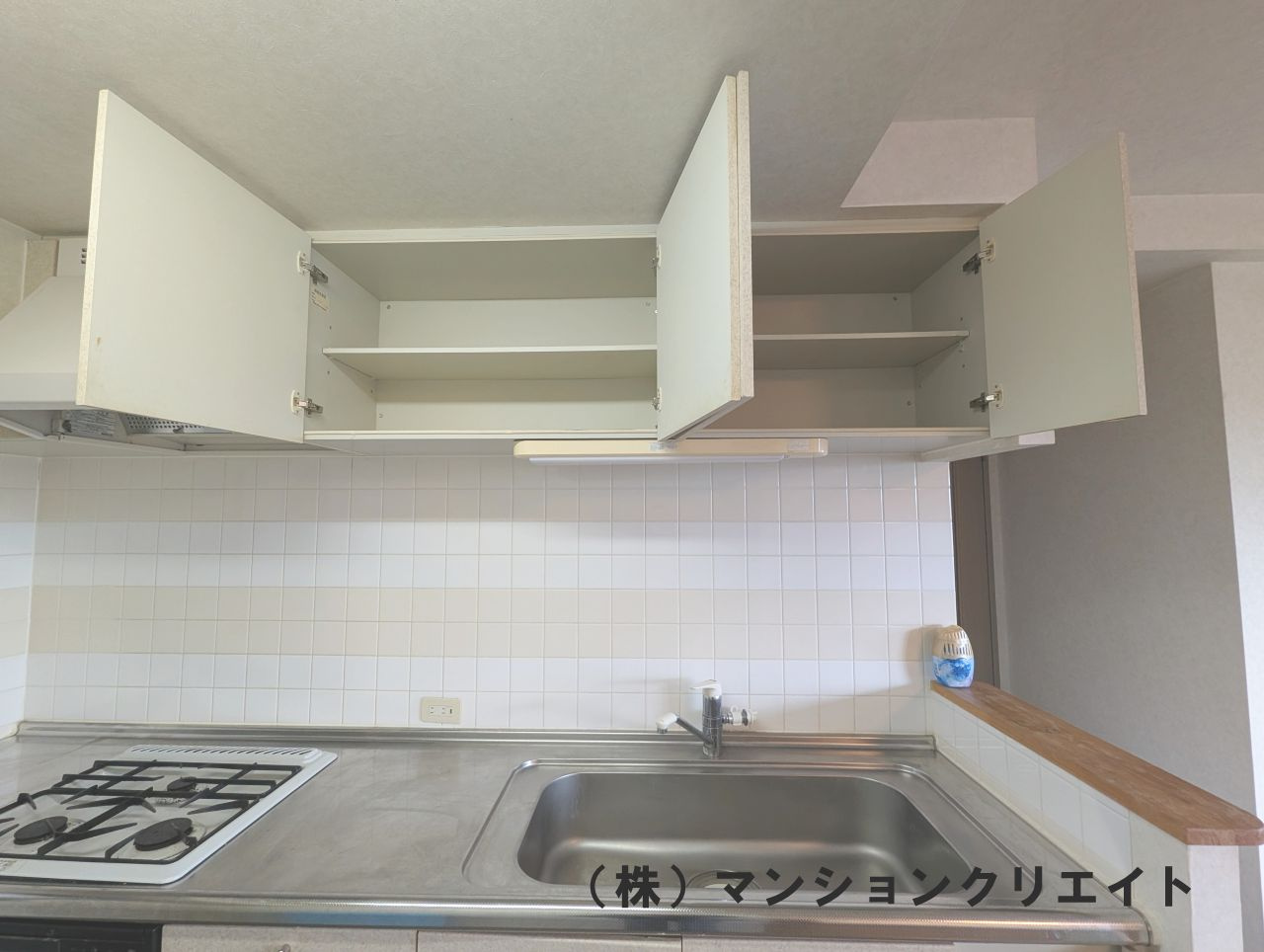 アパガーデンコート長本町のキッチン|キッチン上部の吊戸棚