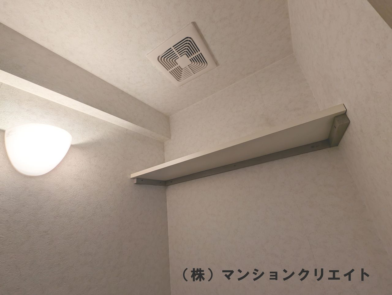 アパガーデンコート長本町のトイレ|トイレ内上部にある棚