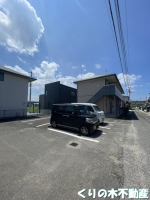 【駐車場】 | シャーメゾン土橋 | 駐車場に車を止められます