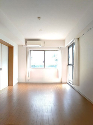 【居間・リビング】 | ヒルズ池尻東山公園 | 明るい２面採光リビングダイニングにはガス式床暖房付き