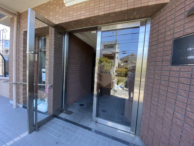 エル・セレーノ近大前のエントランス