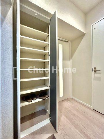 コートシティ木場の玄関|【玄関】玄関には大型のシューズクローゼットを設置しておりますのでいつでもスッキリりとした空間を保てます。玄関周りを清潔に使うのはとても大事なことですよね。