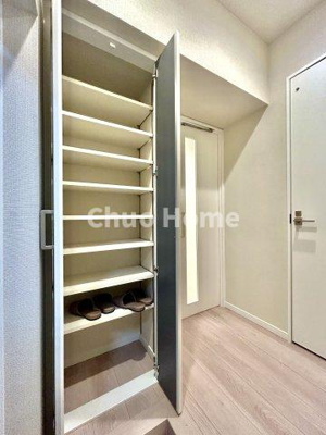 【玄関】 | コートシティ木場 | 【玄関】玄関には大型のシューズクローゼットを設置しておりますのでいつでもスッキリりとした空間を保てます。玄関周りを清潔に使うのはとても大事なことですよね。