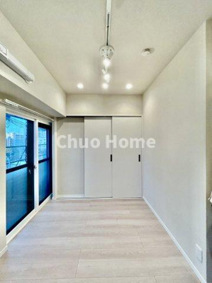 【寝室】 | コートシティ木場 | 【寝室】心と体をゆったりと安らげる主寝室。寝室のゆとりが大きい分だけ、暮らしの安らぎは深まります。一日の疲れを癒すだけでなく、ご夫婦の親密な語らいを紡ぎ出します