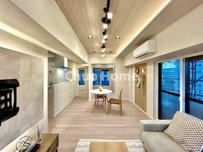 【ダイニング】 | コートシティ木場 | 【ダイニング】忙しい朝でも、しっかり家族が揃って食事をして頂けるゆとりある大きさのダイニングスペース。奥様が作る手料理をカウンター越しに受けとって頂き、テーブルで囲む素敵な時間を存分に愉しんで下さい。