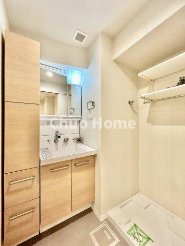 コートシティ木場の脱衣所|【洗面所】明るい洗面所は朝をすっきりさせてくれる空間です。バタバタしている忙しい朝でも収納が多い洗面台では短い時間で効率良く支度ができます。