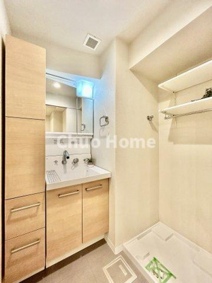 【脱衣所】 | コートシティ木場 | 【洗面所】明るい洗面所は朝をすっきりさせてくれる空間です。バタバタしている忙しい朝でも収納が多い洗面台では短い時間で効率良く支度ができます。