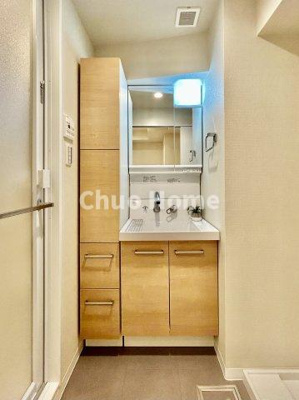 【独立洗面台】 | コートシティ木場 | 【洗面化粧台】身だしなみを整えやすい事はもちろんですが、鏡の後ろに収納スペースを設ける事により、散らかりやすい洗面スペースをすっきりさせる事が出来るのも嬉しいですね