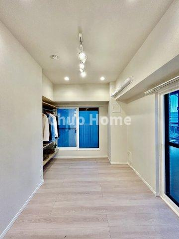 コートシティ木場の洋室|【洋室】快適に過ごす条件は、一人ひとり違います。だからこそ飾り過ぎないシンプルな内装と偏り過ぎないデザインで統一しております。居住していく中でオーナー様だけの【マイホーム】に創り上げて下さい