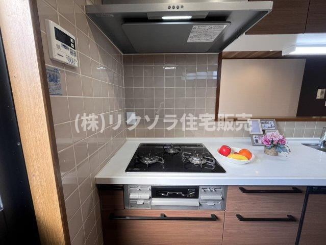 牧野本町2丁目　中古一戸建てのキッチン|ビルトイン三口コンロ
■物件内覧・資金計画相談・住宅ローン相談、リフォーム相談、お問合せ受付中■
※当日・翌日のご内覧、ご相談はお電話でのお問合せがスムーズです！