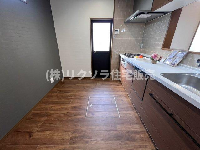 牧野本町2丁目　中古一戸建てのキッチン|勝手口ございます
■物件内覧・資金計画相談・住宅ローン相談、リフォーム相談、お問合せ受付中■
※当日・翌日のご内覧、ご相談はお電話でのお問合せがスムーズです！