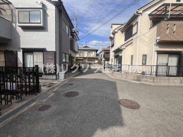 牧野本町2丁目　中古一戸建ての前面道路含む現地写真|公道　幅員　4.7ｍ
■物件内覧・資金計画相談・住宅ローン相談、リフォーム相談、お問合せ受付中■
※当日・翌日のご内覧、ご相談はお電話でのお問合せがスムーズです！