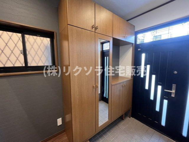 牧野本町2丁目　中古一戸建ての収納|姿見付き大型シューズボックス
■物件内覧・資金計画相談・住宅ローン相談、リフォーム相談、お問合せ受付中■
※当日・翌日のご内覧、ご相談はお電話でのお問合せがスムーズです！