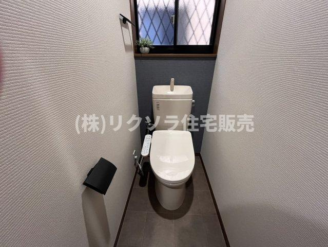 牧野本町2丁目　中古一戸建てのトイレ|温水洗浄便座付き
■物件内覧・資金計画相談・住宅ローン相談、リフォーム相談、お問合せ受付中■
※当日・翌日のご内覧、ご相談はお電話でのお問合せがスムーズです！
