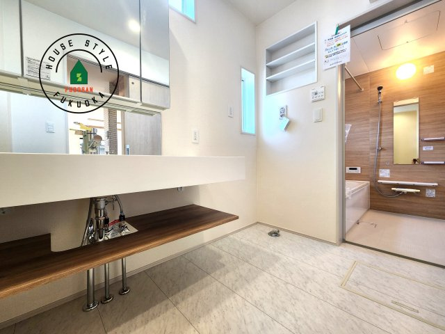 太宰府市青山2丁目第1-1棟（1号棟）の内観：施工例|ゆとりの洗面スペースで朝の身支度もスムーズに。暮らしを快適に変えるシャワー付洗面台です！