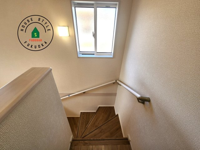 太宰府市青山2丁目第1-1棟（1号棟）の内観：施工例|＜手すり付階段＞手すりがないと階段の昇り降りで危険なことはもちろん、壁に手をつきながら歩くことで壁紙が汚れやすくなります。すべての方に快適に昇り降りしていただくため、手すりを設置しました。