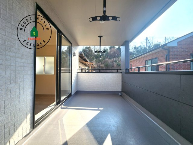 太宰府市青山2丁目第1-1棟（1号棟）の外観：施工例|風をしっかりと感じられるバルコニーでは、毎日が洗濯日和です。広々としているので洗濯も楽しくなるでしょうし、気分転換にバルコニーからの眺めを楽しむのもいいでしょう。