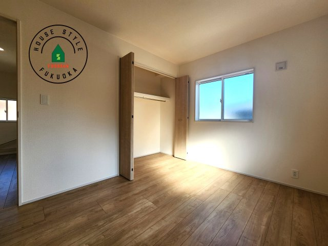 太宰府市青山2丁目第1-1棟（1号棟）の内観：施工例|採光良好な洋室は全居室、複層ガラスの遮熱効果と断熱効果で、一年中快適に過ごせます。