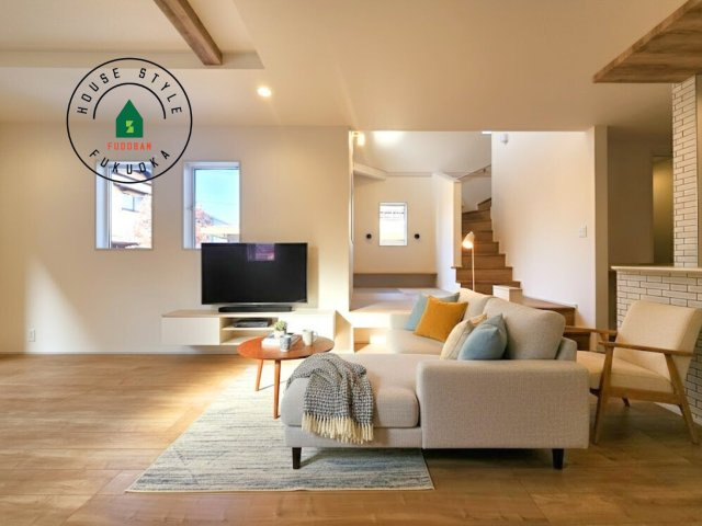 太宰府市青山2丁目第1-1棟（1号棟）の内観：施工例|明るく開放的なリビングダイニングは豊かな陽光が注ぎ込み、やすらぎの空間を演出してくれます。ご家族で楽しいひとときをお過ごし下さい。※家具はCGを合成したものです。