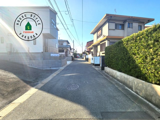 太宰府市青山2丁目第1-1棟（1号棟）の前面道路含む現地写真|前面道路は閑静な住宅地をはしる車通りの少ない道路。お車の出し入れが苦手なママや小さなお子様にも安心ですね。しっかり舗装もされているので、ベビーカーや自転車で通っても快適に通行できます。前面道路です。