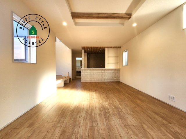 太宰府市青山2丁目第1-1棟（1号棟）の内観：施工例|キッチンからリビングをしっかり確認できます。家族の笑顔があふれる空間になりそうですね。