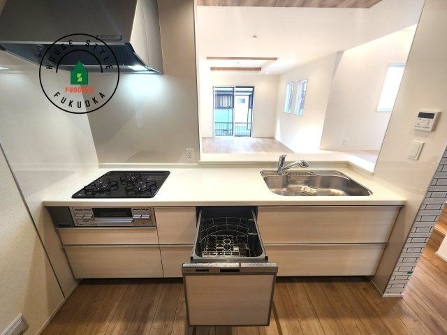 太宰府市青山2丁目第1-1棟（1号棟）の内観：施工例|ご家族を近くに感じられる対面キッチンのLDK。会話もはずみそうですね。