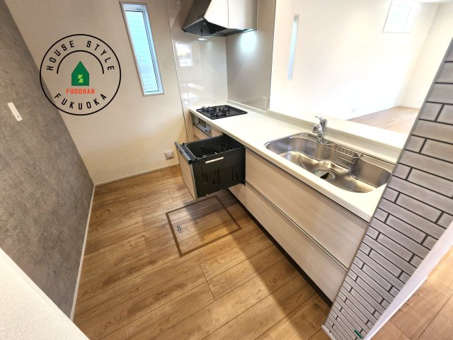 太宰府市青山2丁目第1-1棟（1号棟）の内観：施工例|ダイニングテーブルへの配膳がラクラク、お料理はかどるカウンター付きシステムキッチン！