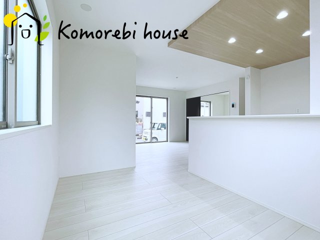 上尾市小泉　14期　新築一戸建て　グラファーレ　01の居間・リビング|リビングです