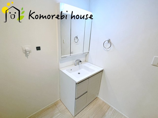 上尾市小泉　14期　新築一戸建て　グラファーレ　01の独立洗面台|使いやすい独立洗面台です