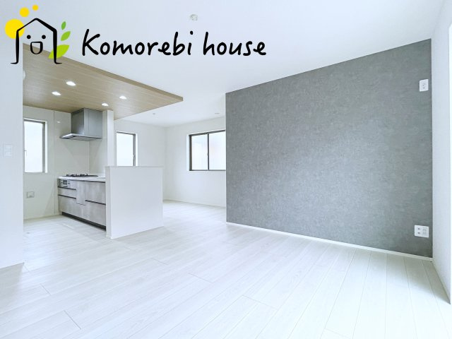 上尾市小泉　14期　新築一戸建て　グラファーレ　01の居間・リビング|ゆったり過ごせるリビングです
