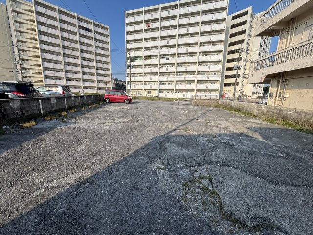 南風原本部貸店舗の駐車場
