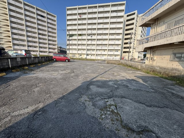 南風原本部貸店舗の駐車場