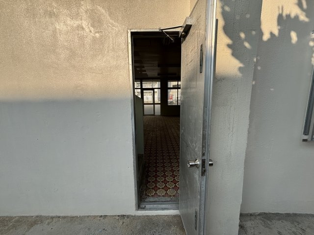 南風原本部貸店舗の内装
