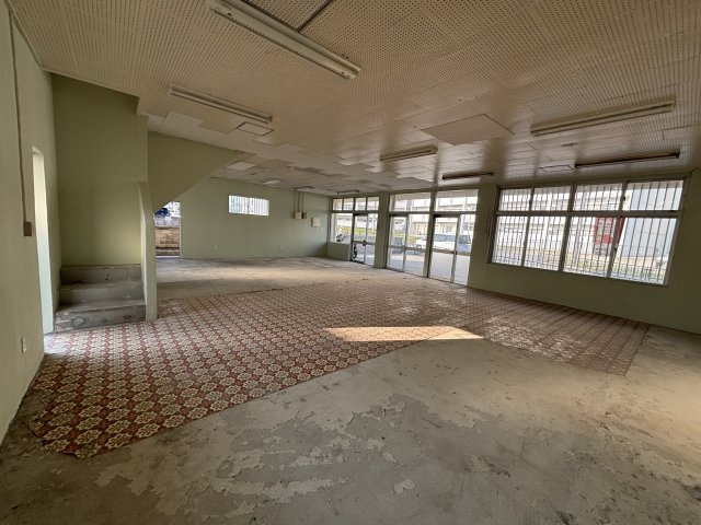 南風原本部貸店舗の内装