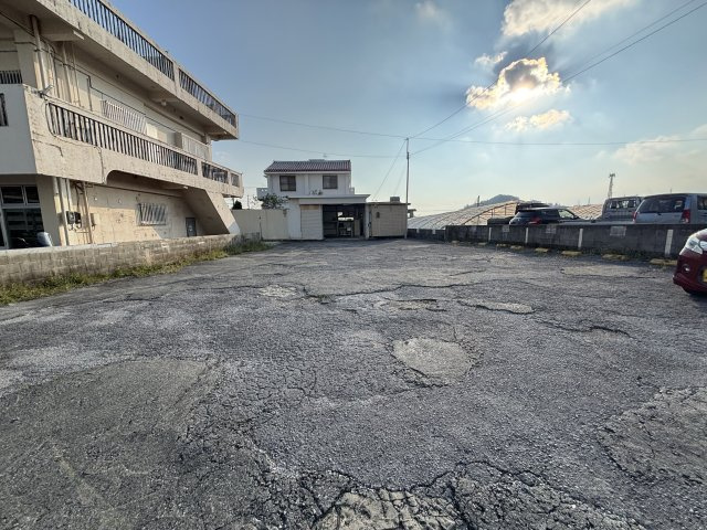 南風原本部貸店舗の駐車場