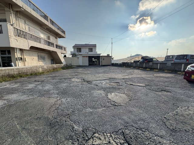 南風原本部貸店舗の駐車場