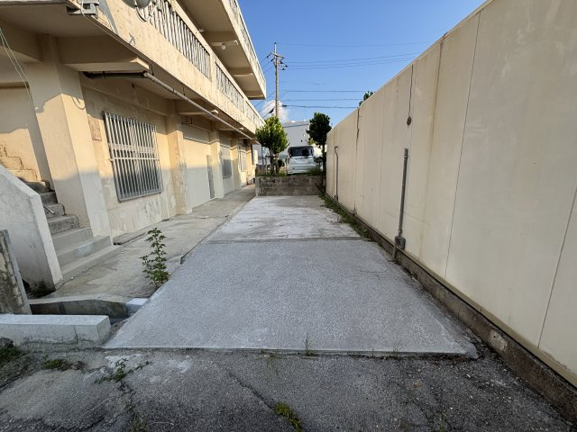 南風原本部貸店舗の駐車場