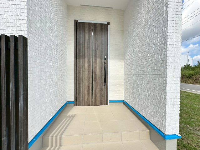 ★★読谷村大湾2期-1号棟（全5棟）の玄関|現地撮影10月　1号棟
いつでも、ご案内いたします