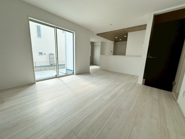 ★★読谷村大湾2期-1号棟（全5棟）の居間・リビング|現地撮影10月　1号棟
いつでも、ご案内いたします