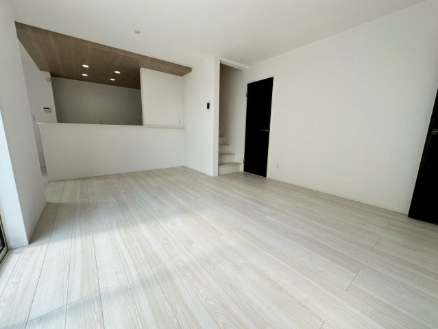 ★★読谷村大湾2期-1号棟（全5棟）の居間・リビング|現地撮影10月　1号棟
いつでも、ご案内いたします